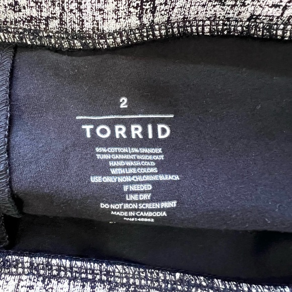 Torrid Gray Metallic Leggings with Textured Design 2/12 - Picture 2 of 4